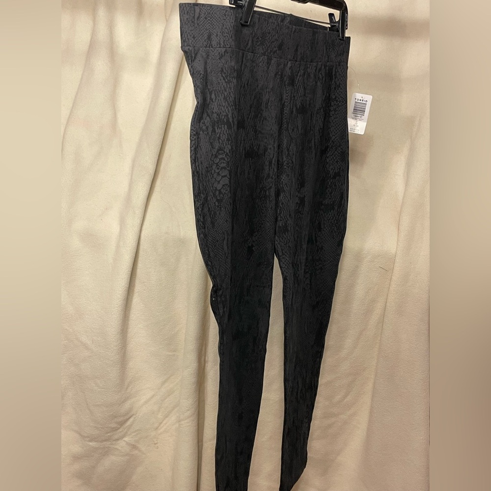 TORRID size 2 active leggings. Black/gray snakeprint. NWT.